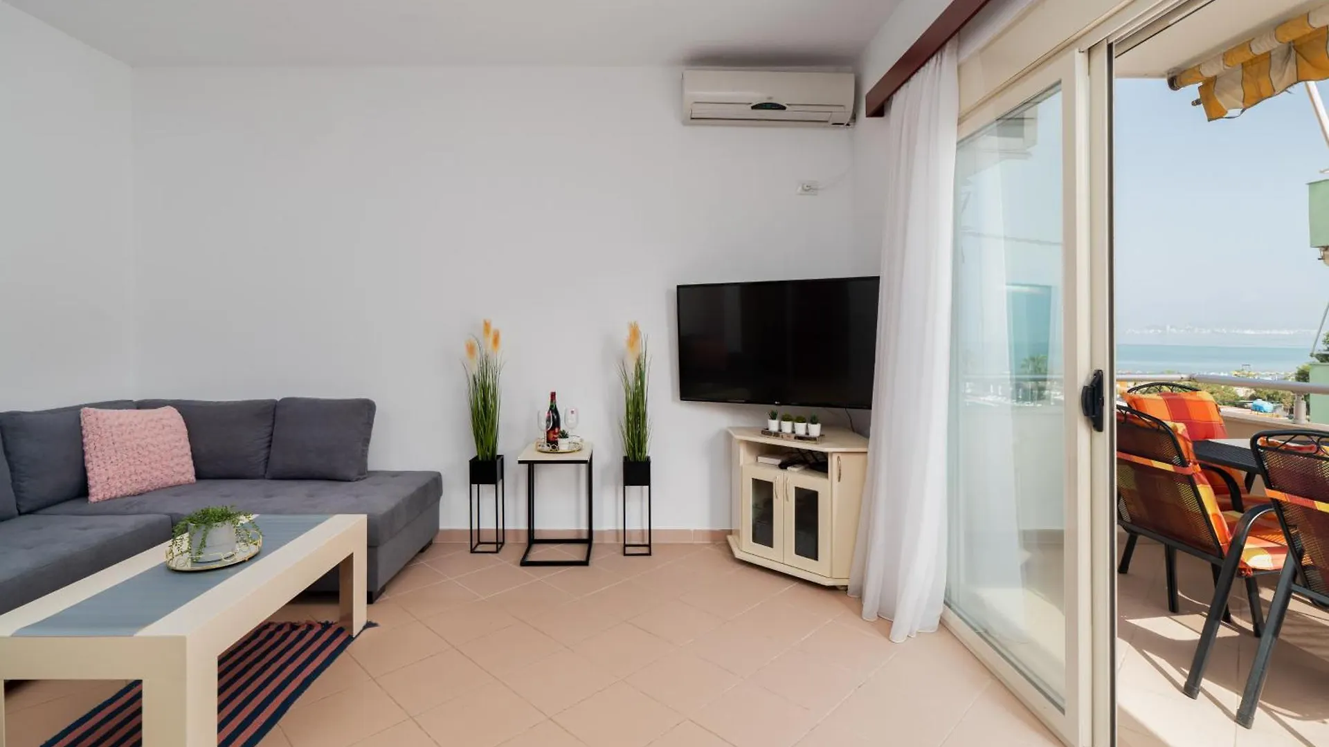 Dajmon Sea View Apartment Golem