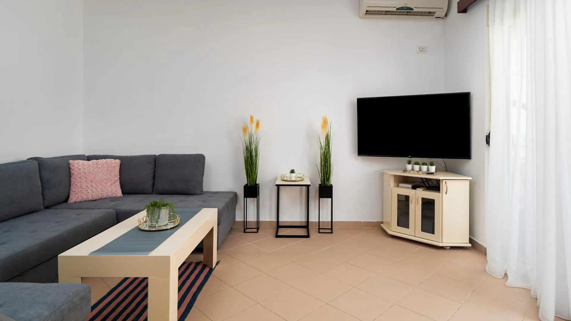 Dajmon Sea View Apartment Golem  Albania